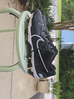 Nike Black White Men’s Athletic Cleats
